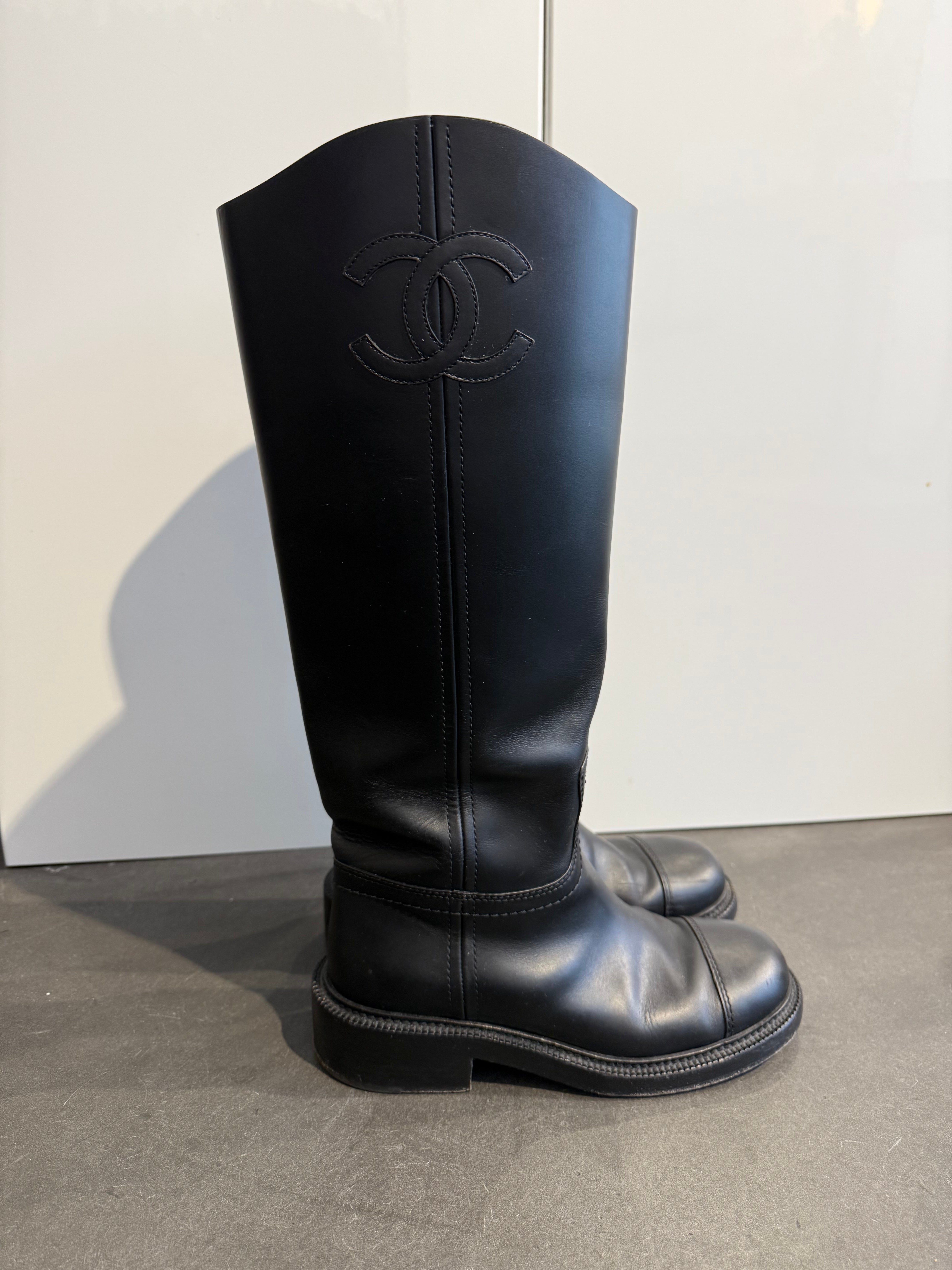 CHANEL 2024ブーツ　39.5 Chanel 2024 high boots size 39 – Bella Vera Studio