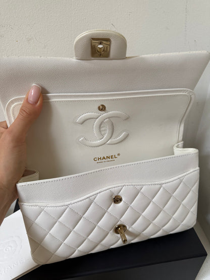 Chanel medium caviar flapbag 2023