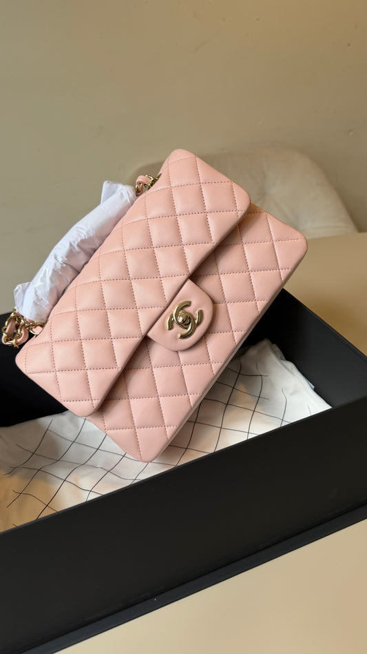 Small lambskin classic flap Chanel in baby pink with chip